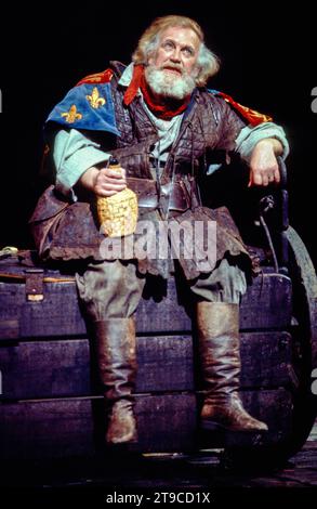 Joss Ackland (Sir John Falstaff) in HENRY IV Teil 2 von Shakespeare bei der Royal Shakespeare Company (RSC), Barbican Theatre, London EC2 07/05/1982 Musik: Guy Woolfenden Design: John Napier Beleuchtung: David Hersey Fights: Malcolm Ranson Regie: Trevor Nunn Stockfoto