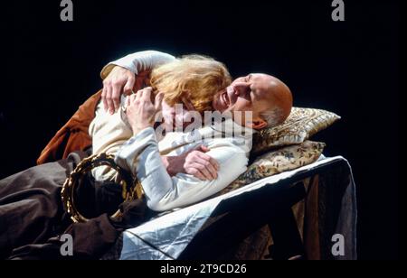 The King Lies Dying: Gerard Murphy (Henry, Prince of Wales / Hal), Patrick Stewart (König Heinrich IV / Henry Bolingbroke) in HENRY IV Teil 2 von Shakespeare bei der Royal Shakespeare Company (RSC), Barbican Theatre, London EC2 07/05/1982 Musik: Guy Woolfenden Design: John Napier Beleuchtung: David Hersey Fights: Malcolm Ranson Regie: Trevor Nunn Stockfoto