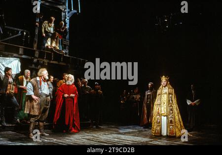 Die Krönung von Heinrich V., links: Joss Ackland (Sir John Falstaff), Griffith Jones (der Oberste Richter) Rechts: Gerard Murphy (Heinrich, Prinz von Wales / König Heinrich V.) in HEINRICH IV Teil 2 von Shakespeare bei der Royal Shakespeare Company (RSC), Barbican Theatre, London EC2 07/05/1982 Musik: Guy Woolfenden Design: John Napier Beleuchtung: David Hersey Fights: Malcolm Ranson Regie: Trevor Nunn Stockfoto