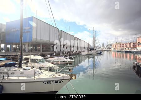 Genova, Italien - November 2023 - Pier mit angelegten Booten neben dem Eingang des Acquario di Genova an einem sonnigen Tag Stockfoto