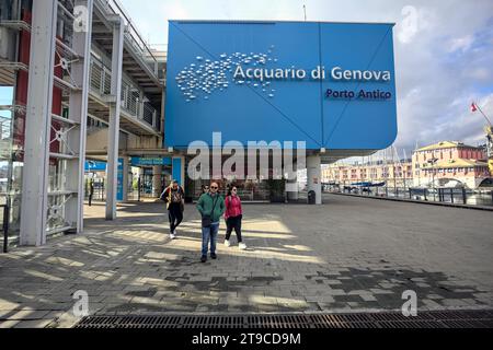 Genova, Italien - November 2023 - Pier mit angelegten Booten neben dem Eingang des Acquario di Genova an einem sonnigen Tag Stockfoto