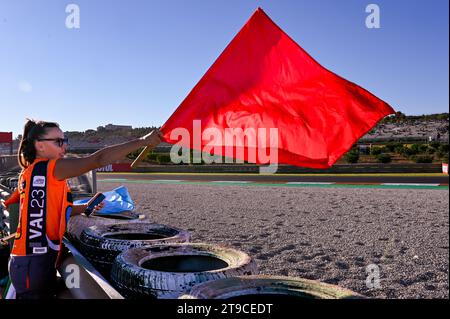 Valencia, Spanien. November 2023. Marshal zeigt die rote Flagge während des Grand Prix der MotoGP von Spanien 2023 - Gran Premio Motul de la Comunitat Valenciana - Training, MotoGP Weltmeisterschaft in Valencia, Spanien, 24. November 2023 Credit: Unabhängige Fotoagentur/Alamy Live News Stockfoto