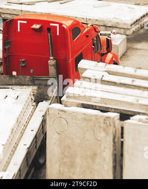 Klassischer Linientransporter arbeitet auf der Baustelle) Stockfoto