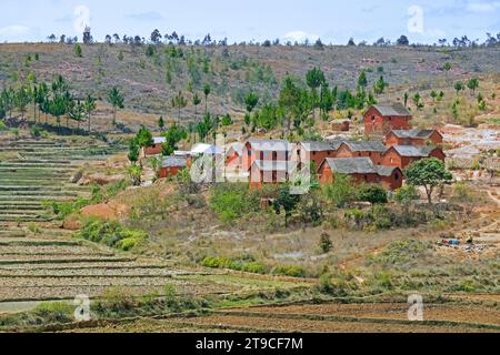 Ländliches madagassisches Dorf mit traditionellen roten lehmziegelhäusern im zentralen Hochland zwischen Antananarivo und Antsirabe, Madagaskar, Afrika Stockfoto