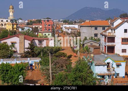 Blick auf die Stadt Antsirabe mit Häusern, unbefestigter Straße und muslimischer Moschee, Region Vakinankaratra, zentrales Hochland, Madagaskar, Afrika Stockfoto