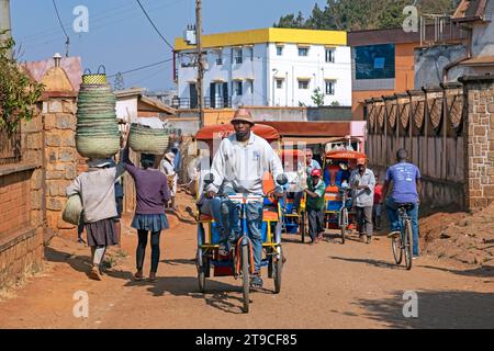 Städtische öffentliche Verkehrsmittel mit Radrikschas / Cyclo-Pousse in der Stadt Antsirabe, Vakinankaratra Region, Central Highlands, Madagaskar, Afrika Stockfoto