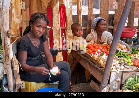 Madagassische Frauen mit Kleinkindern verkaufen Obst und Gemüse auf dem Markt in Antsirabe, Vakinankaratra Region, Central Highlands, Madagaskar, Afrika Stockfoto