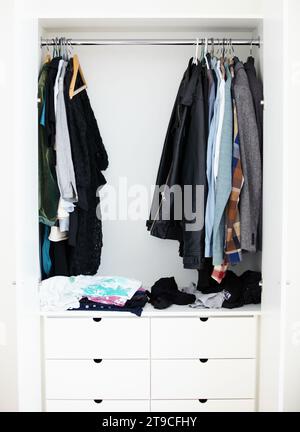 Kleiderschrank, Kleidung und Innenausstattung, Regal und Mode im Zimmer im Haus oder Apartment. Schrank, Kleidung oder Regal zur Aufbewahrung, Einzelhandelsmöbel in Stockfoto