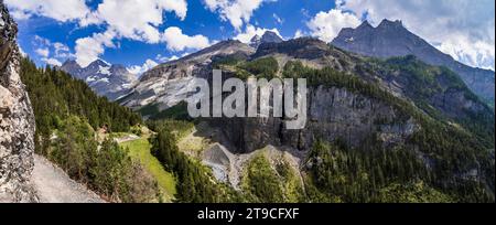 Idyllische schweizer Landschaft mit schneebedeckten Berggipfeln in der Nähe des Dorfes Kandersteg. Wanderweg zum Oeschinensee. Die Natur der Schweiz Stockfoto