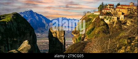 Griechenland Reise und Wahrzeichen - einzigartige Felsen von Meteora mit hängendem Kloster bei Sonnenaufgang. UNESCO-Stätte Stockfoto