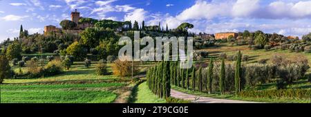 Landschaft der italienischen Landschaft, romantische toskanische Landschaft mit Zypressen und Schlössern. Berühmte Region Val d'orcia, Italien Stockfoto