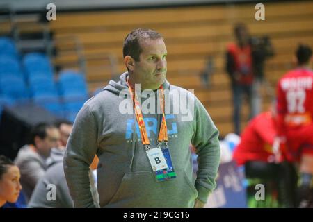 Santander, Spanien, 24. November 2023: Der argentinische Trainer Eduardo Gabriel Gallardo am 1. Spieltag des Spanien-Frauen-Turniers 2023 zwischen Argentinien und Serbien am 24. November 2023 im Santander Sports Palace in Santander, Spanien. Quelle: Alberto Brevers / Alamy Live News. Stockfoto