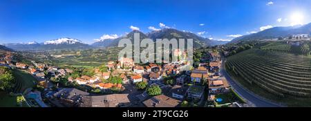 Tourismus Norditaliens. Traditionelles malerisches Bergdorf Schenna (Schenna) in der Nähe der Meraner Stadt im Trentino - Südtirol. Blick auf das Mittelalter Stockfoto