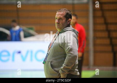 Santander, Spanien, 24. November 2023: Der argentinische Trainer Eduardo Gabriel Gallardo am 1. Spieltag des Spanien-Frauen-Turniers 2023 zwischen Argentinien und Serbien am 24. November 2023 im Santander Sports Palace in Santander, Spanien. Quelle: Alberto Brevers / Alamy Live News. Stockfoto