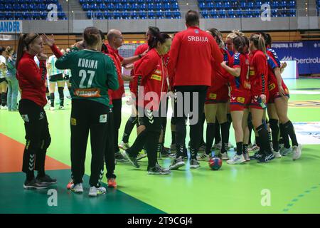 Santander, Spanien, 24. November 2023: Spieler der serbischen Nationalmannschaft erhalten während des 1. Tages des Internationalen Turniers der spanischen Frauen 2023 zwischen Argentinien und Serbien am 24. November 2023 im Santander Sports Palace in Santander, Spanien, Anweisungen. Quelle: Alberto Brevers / Alamy Live News. Stockfoto