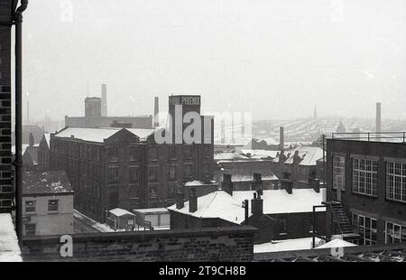 1960er Jahre, historisch, winterlich und mit Blick über die Dächer und Gebäude von LIttleborough, nahe Rochdale, Nordengland, Großbritannien. Auf dem Bild sehen Sie die Industrieanlagen der Phoenix Iron Works in der Newall Street, einer 1872 gegründeten Schmiede, ursprünglich in der Canal Street. Stockfoto