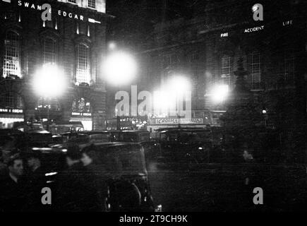 1940er Jahre, historische, nächtliche und starke Verkehrsstaus an der Kreuzung der Piccadilly Circus Road in dieser Zeit. Das berühmte Kaufhaus Swan & Edgar, ein Gebäude, das die gesamte Ecke Piccadilly und Regent Street einnahm, ist zu sehen. Stockfoto