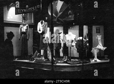 1940er Jahre, historisch, eine Dame, die auf die Schaufenster des berühmten Sport- und Freizeitgeschäfts Lilllywhites im Piccadilly Circus im Londoner West End blickt. Stockfoto