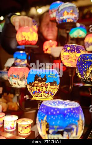 Wernigerode, Deutschland. November 2023. Dieser Händler bietet farbenfrohe Teelichter an seinem Marktstand an. Der traditionelle Weihnachtsmarkt eröffnete am Abend. Der Markt war einer der ersten in Sachsen-Anhalt, der früh eröffnet wurde. Händler und Schausteller bieten ihre Waren bis 22.12 Uhr an. Der Markt ist am Sonntag der Toten geschlossen. Quelle: Matthias Bein/dpa/Alamy Live News Stockfoto