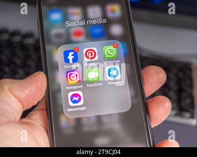 Nijkerk, Gelderland, Niederlande, 9. September 2023: Nahaufnahme einer Hand, die ein Smartphone mit Social-Media-Symbolen auf dem Bildschirm hält. Stockfoto