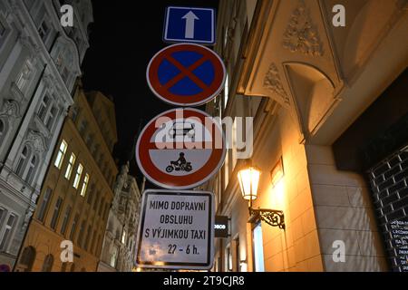 Verkehrsverbotsschild in der Straße Jachymova, die die Straßen Maiselova und Parizska in Prag, Tschechische Republik verbindet, 24. November 2023. Das Rathaus des Bezirks Prag 1 hat gestern Schilder angebracht, mit denen Autos von 22:00 bis 6:00 Uhr in einen großen Teil der historischen Altstadt einfahren dürfen, um den Lärm zu begrenzen, der die Bewohner nachts stört. Der Prager Bürgermeister Bohuslav Svoboda wird die neuen Schilder, die den Einlass von Autos in Teile der Altstadt verbieten, für ungültig erklären und das von der örtlichen Behörde verhängte Verbot von der Verkehrsbehörde des Rathauses überprüfen lassen, sagte er nach einer Besprechung Stockfoto