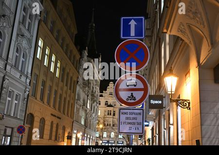 Verkehrsverbotsschild in der Straße Jachymova, die die Straßen Maiselova und Parizska in Prag, Tschechische Republik verbindet, 24. November 2023. Das Rathaus des Bezirks Prag 1 hat gestern Schilder angebracht, mit denen Autos von 22:00 bis 6:00 Uhr in einen großen Teil der historischen Altstadt einfahren dürfen, um den Lärm zu begrenzen, der die Bewohner nachts stört. Der Prager Bürgermeister Bohuslav Svoboda wird die neuen Schilder, die den Einlass von Autos in Teile der Altstadt verbieten, für ungültig erklären und das von der örtlichen Behörde verhängte Verbot von der Verkehrsbehörde des Rathauses überprüfen lassen, sagte er nach einer Besprechung Stockfoto