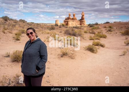 Glückliche übergewichtige Frau, die in der Wüste läuft Stockfoto