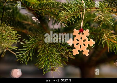 Weihnachten mit Baum und Zweigen mit einem Stern am Filz - frohe Weihnachten Stockfoto