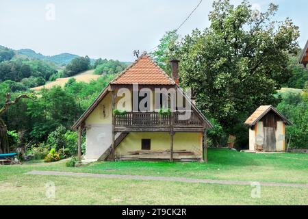 Ländliches traditionelles Haus in Serbien Stockfoto