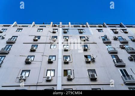 Klimaanlagen im Wohngebäude in Spinola Bay, Saint Julians, Malta Stockfoto