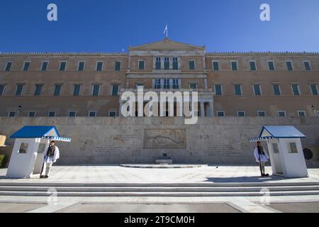 Die Präsidentengarde am Grab des unbekannten Soldaten auf dem Syntagma-Platz, Athen, Griechenland. Stockfoto