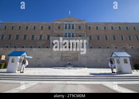 Die Präsidentengarde am Grab des unbekannten Soldaten auf dem Syntagma-Platz, Athen, Griechenland. Stockfoto