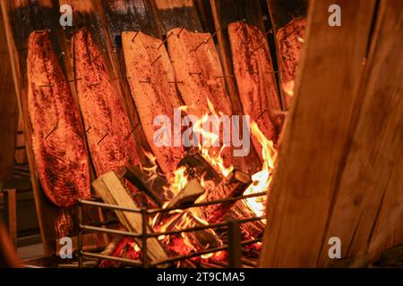 Weihnachtsmarkt in Bonn 2023 Köstlicher Flammlachs am Feuer - in der Vorweihnachtszeit 24.November bis 23. Dezember verwandelt der Weihnachtsmarkt die Bonner Innenstadt wieder in eine stimmungsvolle Budenstadt. Die beliebte Mischung aus kunsthandwerklichen und kulinarischen Angeboten lockt wie jedes Jahr tausende Besucher an. Bonn NRW Deutschland *** Weihnachtsmarkt in Bonn 2023 köstlicher geflammter Lachs am Feuer im Vorfeld der Weihnachtszeit vom 24. November bis 23. Dezember verwandelt der Weihnachtsmarkt wieder die Innenstadt von Bonns in eine stimmungsvolle Ständerstadt Stockfoto