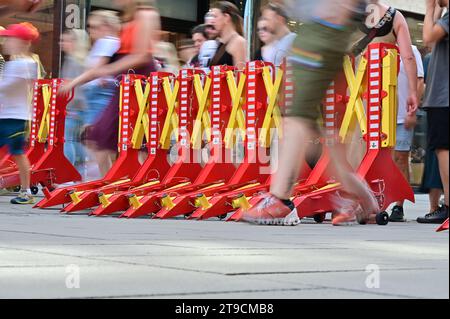 Anti-Terror-Barriere bei CSD Pride in München. Die CSD-Parade ist eine politische Demonstration und farbenfrohe Parade, die jedes Jahr in München stattfindet. Sie Stockfoto