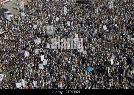 Jemeniten skandierten Parolen während eines Protestes zur Unterstützung der Palästinenser am 25. November 2023, während der anhaltenden Kämpfe zwischen Israel und den Palästinensern Stockfoto