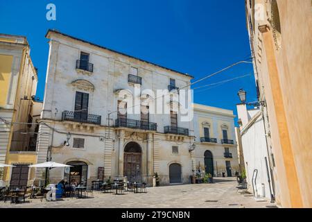 20. August 2023: Galatina, Lecce, Apulien, Italien. Altes Dorf in Salento. Die prächtigen Steinhäuser im Barockstil in den Straßen und narro Stockfoto