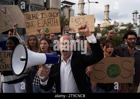 Reifer Mann, der mit Megaphon gegen Verschmutzung protestiert. Stockfoto