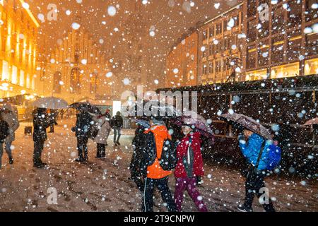 Der erste Schnee, wunderbarer Flockenwirbel am Marienplatz abends nach 18 Uhr, München, November 2023 Deutschland, München, 24. November 2023, der erste Schnee, Schneeflocken wirbeln am Marienplatz und verdecken fast die Sicht auf das Alte Rathaus, Touristengruppe mit Schirmen unterwegs, Schneefall ab 18:15 Uhr, Temperaturen um 1 Grad, Wetter, Stimmung, Herbst, Winter, Bayern, *** der erste Schnee, wunderbarer Flockenwirbel am Marienplatz am Abend nach 18 Uhr, München, November 2023 Deutschland, München, 24. November, 2023, der erste Schnee, Schneeflocken wirbeln am Marienplatz und verdecken fast das VI Stockfoto