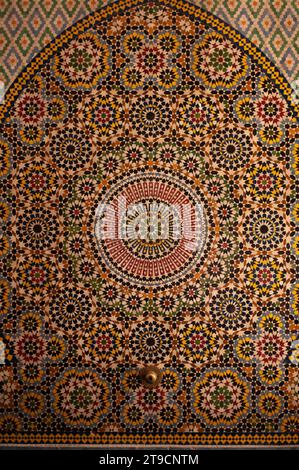 Lebendige Mosaikkunstwerke aus Marrakesch Stockfoto