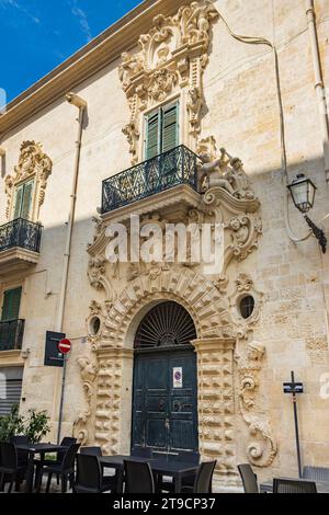 Galatina, Lecce, Apulien, Italien. Altes Dorf in Salento. Die prächtigen Steinhäuser im barocken Stil in den Straßen und engen Gassen des Hi Stockfoto