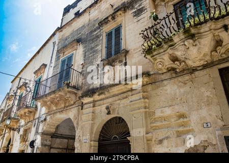 Galatina, Lecce, Apulien, Italien. Altes Dorf in Salento. Die prächtigen Steinhäuser im barocken Stil in den Straßen und engen Gassen des Hi Stockfoto