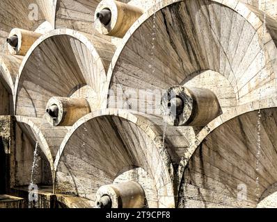 Armenische Kaskadendetails mit kreisförmigen Springbrunnen aus nächster Nähe Stockfoto