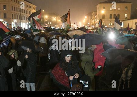 München, Deutschland. November 2023. Viele Menschen demonstrieren mit Fahnen bei einer Demonstration zum Thema "Stopp des Krieges - Freiheit für Palästina" auf dem Odeonsplatz. Quelle: Felix Hörhager/dpa/Alamy Live News Stockfoto