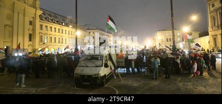 München, Deutschland. November 2023. Viele Menschen demonstrieren mit Fahnen bei einer Demonstration zum Thema "Stopp des Krieges - Freiheit für Palästina" auf dem Odeonsplatz. Quelle: Felix Hörhager/dpa/Alamy Live News Stockfoto