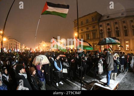 München, Deutschland. November 2023. Viele Menschen demonstrieren mit Fahnen bei einer Demonstration zum Thema "Stopp des Krieges - Freiheit für Palästina" auf dem Odeonsplatz. Quelle: Felix Hörhager/dpa/Alamy Live News Stockfoto