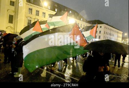 München, Deutschland. November 2023. Viele Menschen demonstrieren mit Fahnen bei einer Demonstration zum Thema "Stopp des Krieges - Freiheit für Palästina" auf dem Odeonsplatz. Quelle: Felix Hörhager/dpa/Alamy Live News Stockfoto