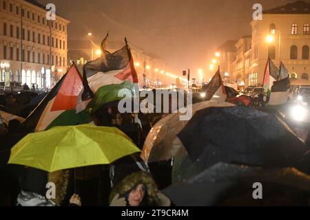 München, Deutschland. November 2023. Viele Menschen demonstrieren mit Fahnen bei einer Demonstration zum Thema "Stopp des Krieges - Freiheit für Palästina" auf dem Odeonsplatz. Quelle: Felix Hörhager/dpa/Alamy Live News Stockfoto