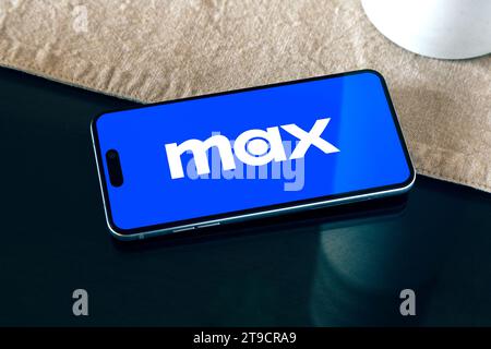 HBO Max Logo auf dem Handy-Bildschirm auf einem Tisch. Rosario, Argentinien - 23. November 2023. Stockfoto