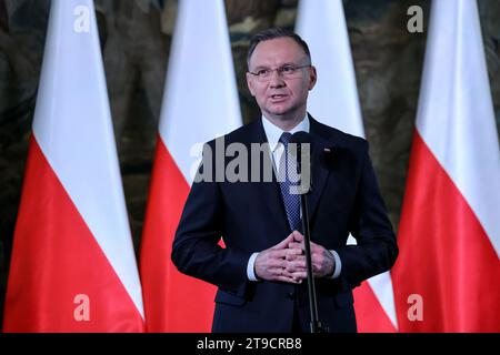 Der Präsident der Republik Polen, Andrzej Duda, nimmt an der Plenarsitzung des Sozialausschusses für die Restaurierung der Krakauer Denkmäler im denkmalgeschützten Schloss Wawel Teil, um die Arbeiten zur Restaurierung der mittelalterlichen und neueren Architektur Krakaus zu feiern 2023. Stockfoto