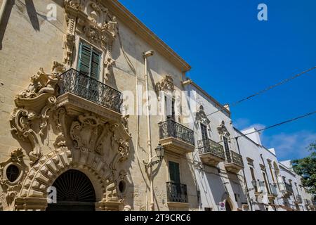 Galatina, Lecce, Apulien, Italien. Altes Dorf in Salento. Die prächtigen Steinhäuser im barocken Stil in den Straßen und engen Gassen des Hi Stockfoto